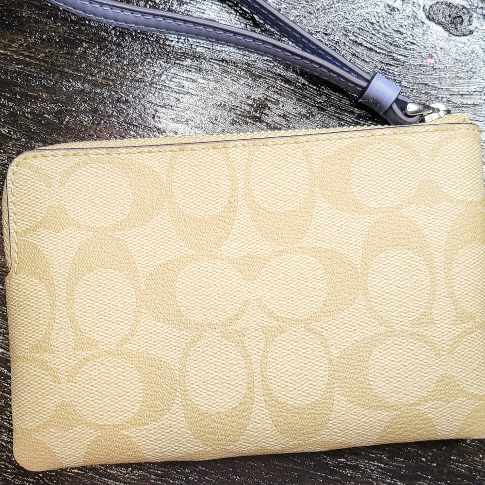New with tags- Coach Periwinkle Wristlet - Picture 2 of 6